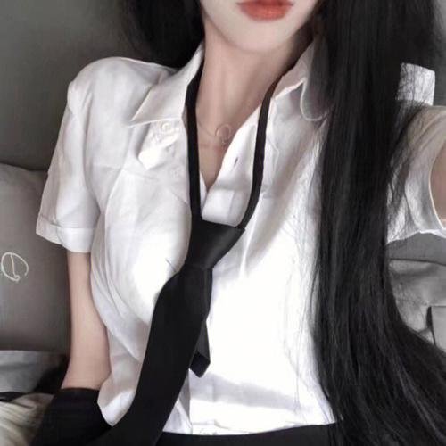 戴手铐的旅客